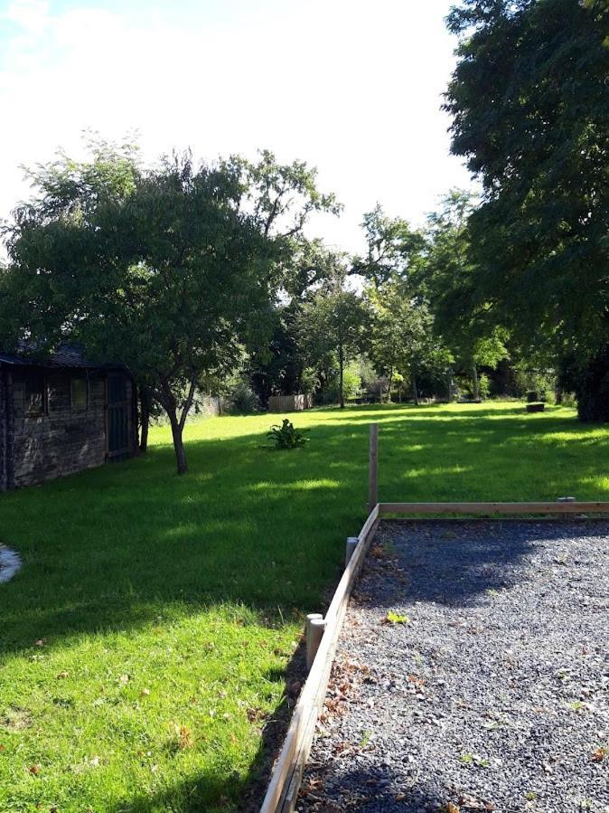 Chalet chaleureux avec parking garage motos, vélos La Chapelle-aux-Chasses Exterior foto